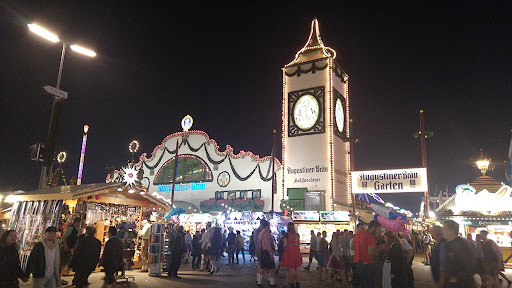 Lều bia tại lễ hội tháng 10 -  Oktoberfest